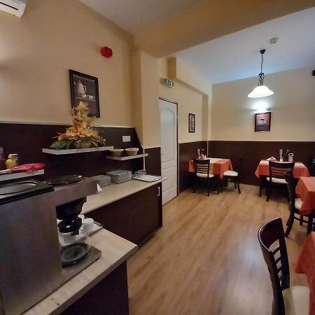 Hotel Kata Panzio à Oroszlány Extérieur photo
