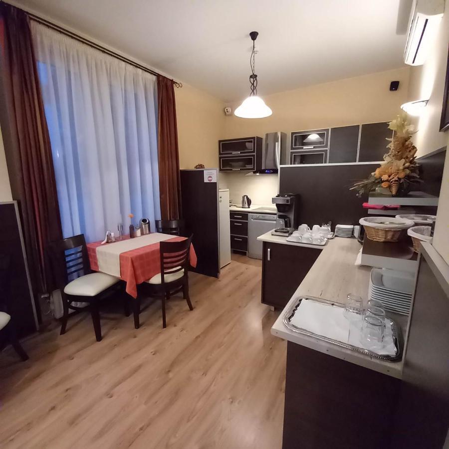 Hotel Kata Panzio à Oroszlány Extérieur photo