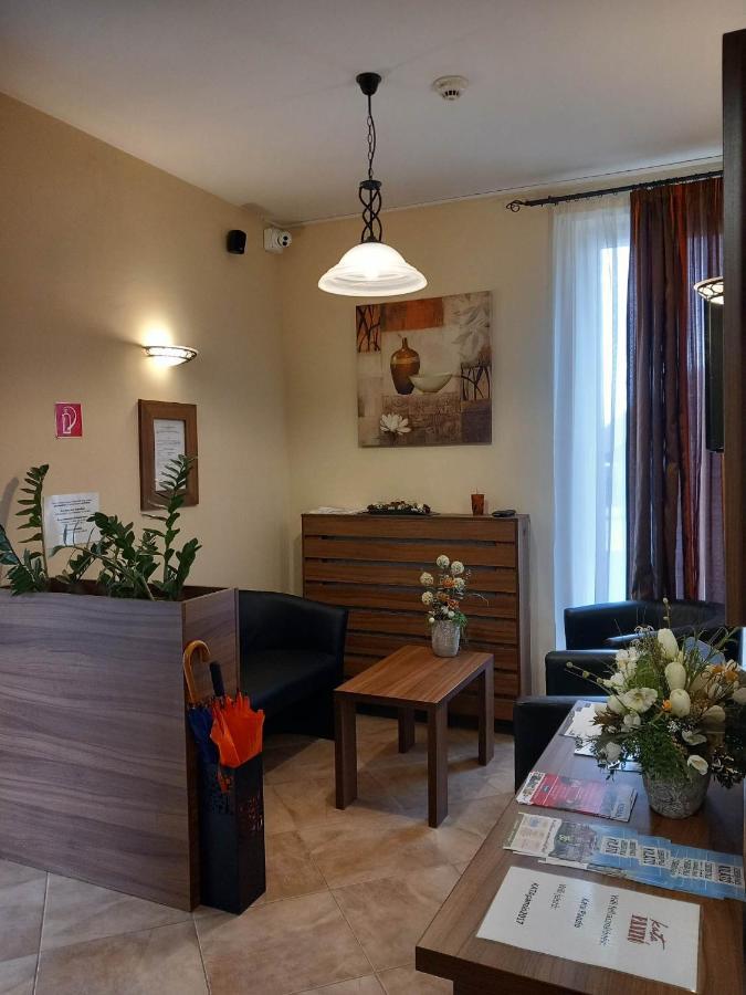 Hotel Kata Panzio à Oroszlány Extérieur photo