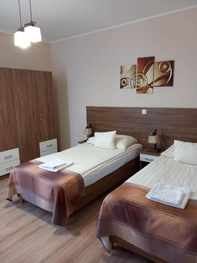 Hotel Kata Panzio à Oroszlány Extérieur photo
