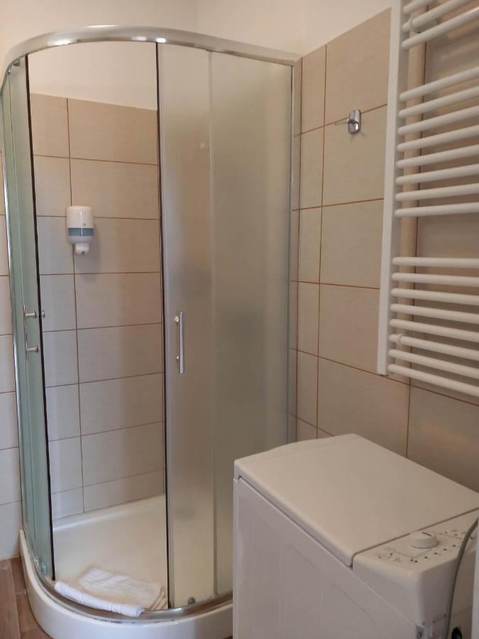 Hotel Kata Panzio à Oroszlány Extérieur photo