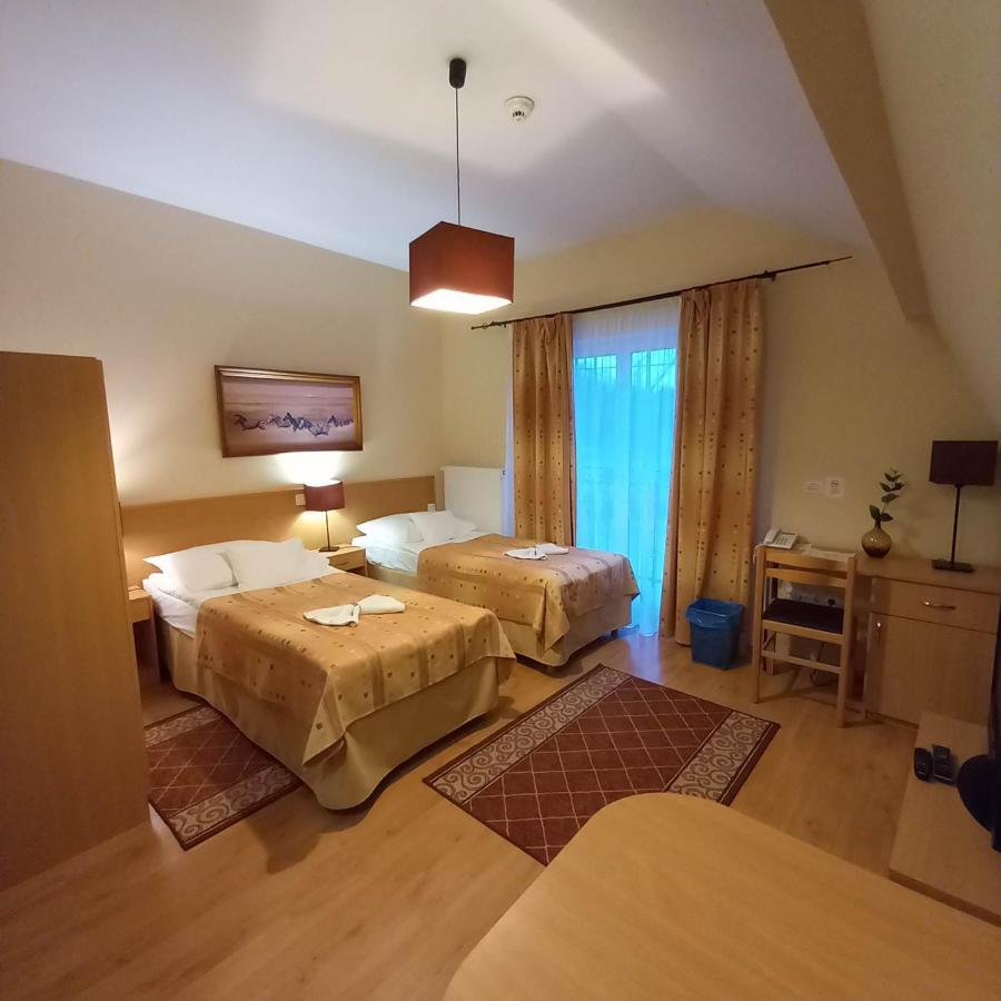 Hotel Kata Panzio à Oroszlány Extérieur photo