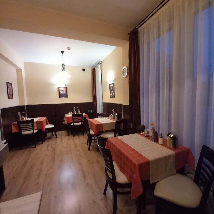 Hotel Kata Panzio à Oroszlány Extérieur photo
